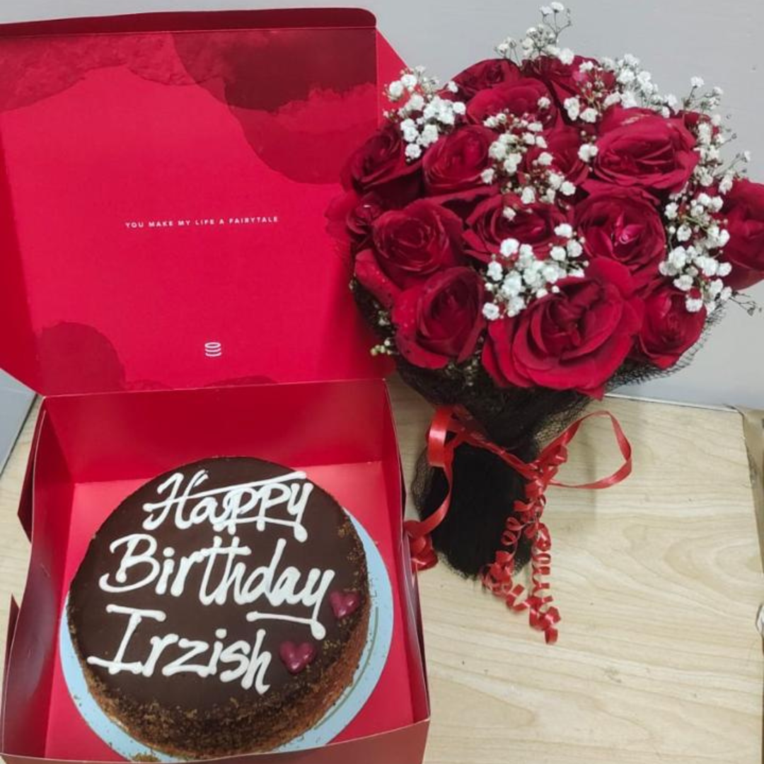 Red Roses Bouquet with Three Milk Cake